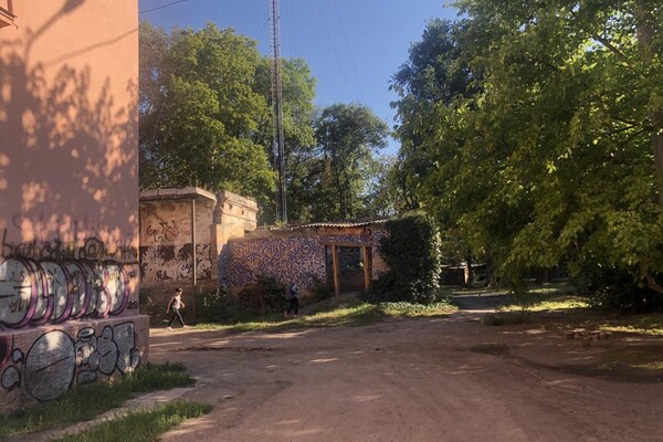 Магазин вместо кинотеатра и заброшенные постройки: все про сквер у &quot;Вымпела&quot; в Одессе фото 11