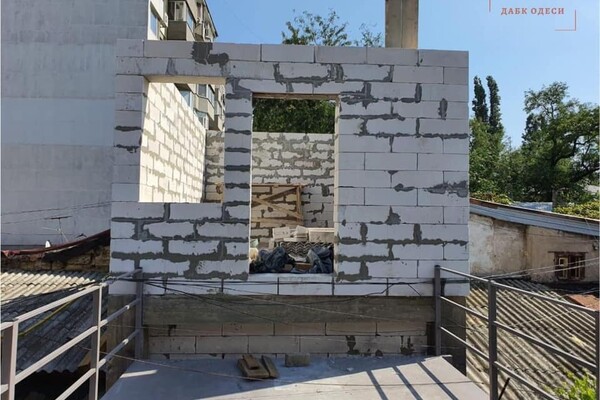Подозрительная стройка: на Молдаванке появилась квартира-крепость  фото