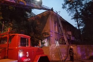 35 спасателей тушили пожар в общежитии Одесской киностудии: смотри видео фото