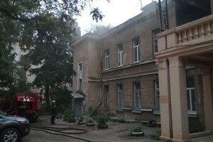 35 спасателей тушили пожар в общежитии Одесской киностудии: смотри видео фото 2