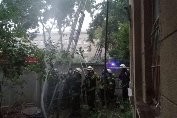 35 спасателей тушили пожар в общежитии Одесской киностудии: смотри видео фото 3
