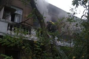 35 спасателей тушили пожар в общежитии Одесской киностудии: смотри видео фото 4