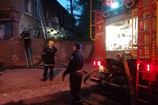 35 спасателей тушили пожар в общежитии Одесской киностудии: смотри видео фото 1