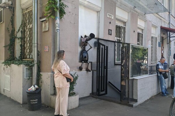 Кот-звездочет: в центре Одессы появилась уникальная скульптура фото 1