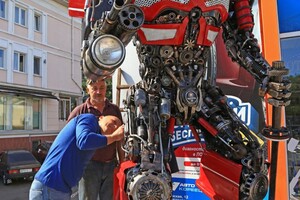 В Одессе появился робот-трансформер: он умеет двигаться и запускать фейерверки фото 4