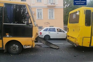 На спуске Маринеско одна маршрутка врезалась в другую: пять пассажиров в больнице (обновлено) фото