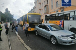 На спуске Маринеско одна маршрутка врезалась в другую: пять пассажиров в больнице (обновлено) фото 1