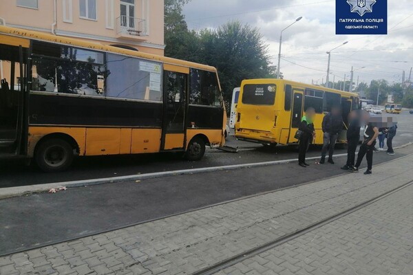 На спуске Маринеско одна маршрутка врезалась в другую: пять пассажиров в больнице (обновлено) фото 2