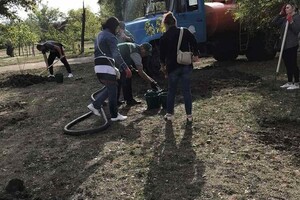 Эко-акция: в Одессе учителя высадили почти сотню деревьев  фото 3