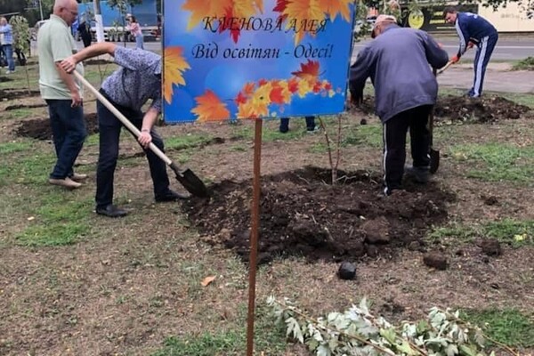 Эко-акция: в Одессе учителя высадили почти сотню деревьев  фото 7