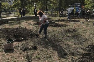 Эко-акция: в Одессе учителя высадили почти сотню деревьев  фото 8
