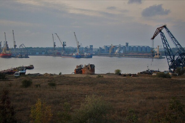 Жуткое зрелище: как сейчас выглядит танкер Delfi фото 1