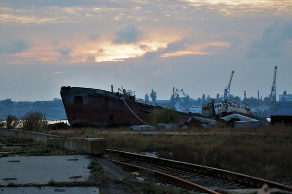 Жуткое зрелище: как сейчас выглядит танкер Delfi фото 4