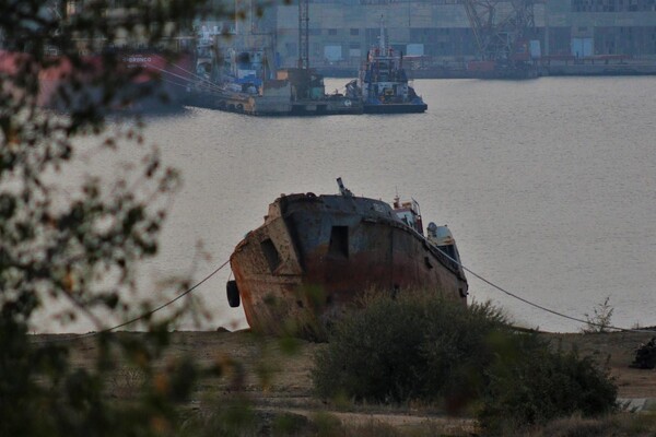 Жуткое зрелище: как сейчас выглядит танкер Delfi фото 5