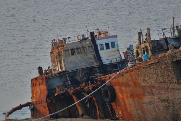 Жуткое зрелище: как сейчас выглядит танкер Delfi фото 6