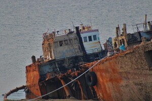 Жуткое зрелище: как сейчас выглядит танкер Delfi фото 6