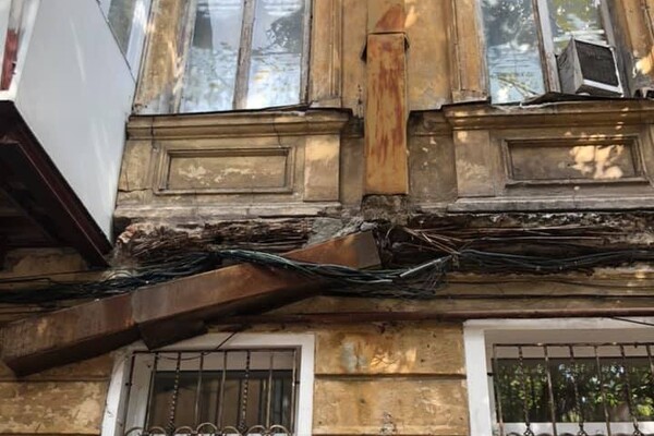 Очередное обрушение: в центре Одессы на 150-летнем памятнике архитектуры обвалился балкон фото 2