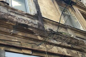 Очередное обрушение: в центре Одессы на 150-летнем памятнике архитектуры обвалился балкон фото 3