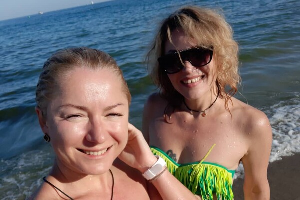 Шел пятый месяц лета: на одесских пляжах купаются и загорают люди фото 14