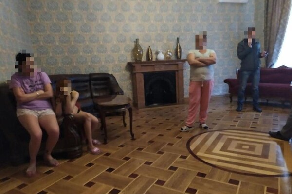 Интим за деньги: в Одессе полицейского подозревают в организации борделя  фото