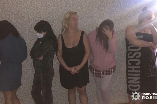 Интим за деньги: в Одессе полицейского подозревают в организации борделя  фото 4