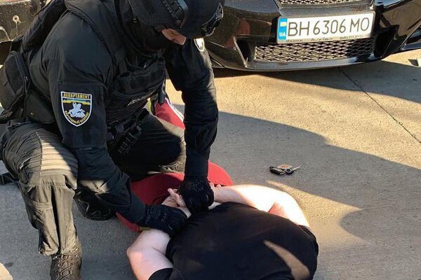 Интим за деньги: в Одессе полицейского подозревают в организации борделя  фото 8