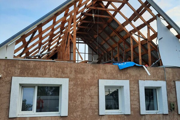 Не позавидуешь: семья осталась без крыши над головой из-за урагана (фото) фото