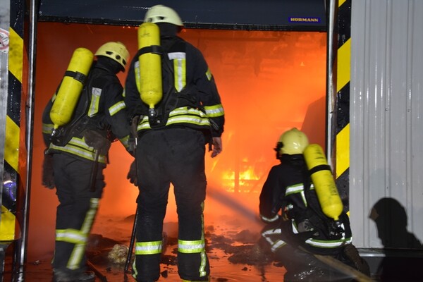 Взрывы и тысячи выгоревших квадратных метров: под Одессой тушили пожар на заводе фото
