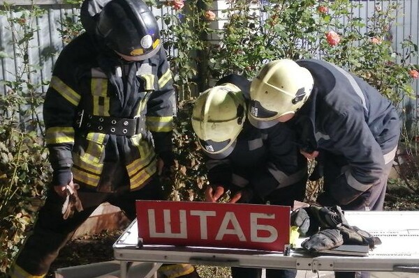 Взрывы и тысячи выгоревших квадратных метров: под Одессой тушили пожар на заводе фото 3