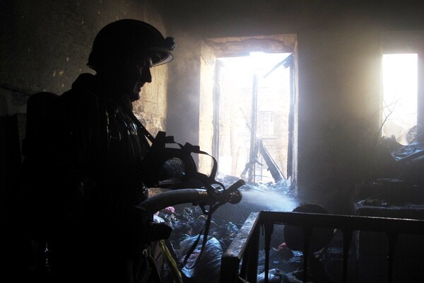 Языки пламени напугали прохожих: в центре Одессы горела квартира (обновлено) фото