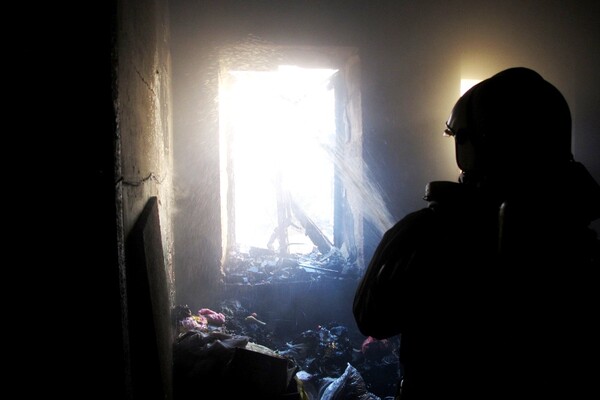 Языки пламени напугали прохожих: в центре Одессы горела квартира (обновлено) фото 1