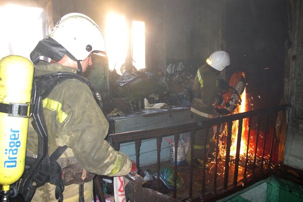 Языки пламени напугали прохожих: в центре Одессы горела квартира (обновлено) фото 2