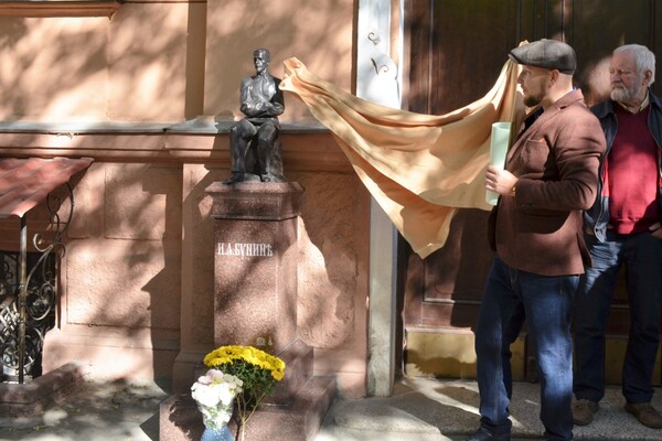 В Одессе появился памятник Бунину: где он находится  фото 2