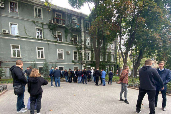 Одесситы возмущены новой стройкой: в Горсаду обустраивают очередное кафе фото