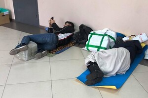 Ночевали на ступеньках: в Одессе вторые сутки принимают протоколы выборов фото