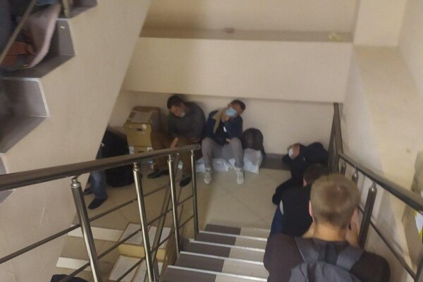 Ночевали на ступеньках: в Одессе вторые сутки принимают протоколы выборов фото 1