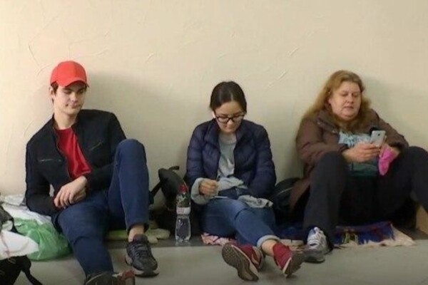 Ночевали на ступеньках: в Одессе вторые сутки принимают протоколы выборов фото 4