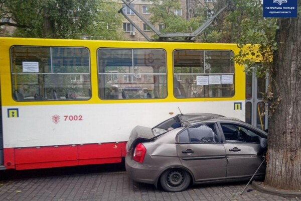 Спешили: на Черемушках трамвай протаранил легковушку (обновлено) фото 1