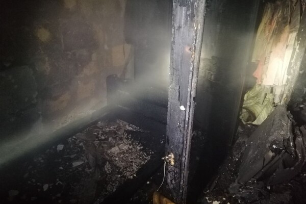 С ожогами и отравлением: на Черемушках при пожаре в квартире пострадала женщина  фото 2
