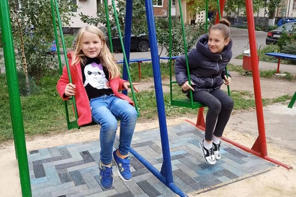 Выловили в Черном море: на детской площадке в Одессе уложили плитку из необычного пластика фото 5