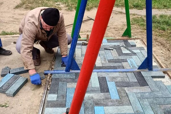 Выловили в Черном море: на детской площадке в Одессе уложили плитку из необычного пластика фото 4