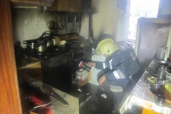 Жаркая ночь: в Одессе загорелись две квартиры и отель фото 1