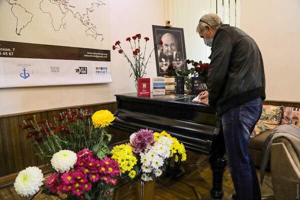 Прощание со Жванецким: одесситы несут цветы к местам памяти писателя фото