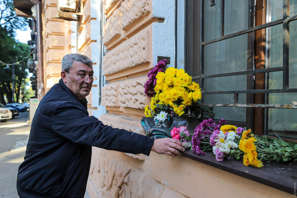 Прощание со Жванецким: одесситы несут цветы к местам памяти писателя фото 2
