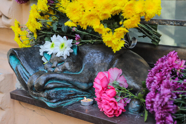 Прощание со Жванецким: одесситы несут цветы к местам памяти писателя фото 1