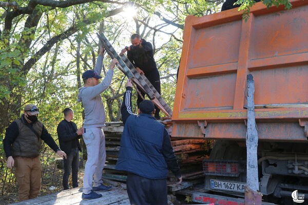 В Одессе пейнтбольный клуб захватил лесопарк: повреждены десятки деревьев фото 2