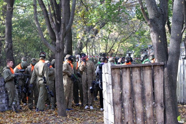 В Одессе пейнтбольный клуб захватил лесопарк: повреждены десятки деревьев фото 3