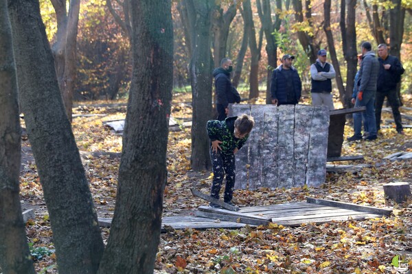 В Одессе пейнтбольный клуб захватил лесопарк: повреждены десятки деревьев фото 11