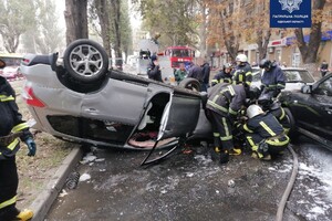 Утро не задалось: в Одессе Subaru протаранило три авто и перевернулось фото
