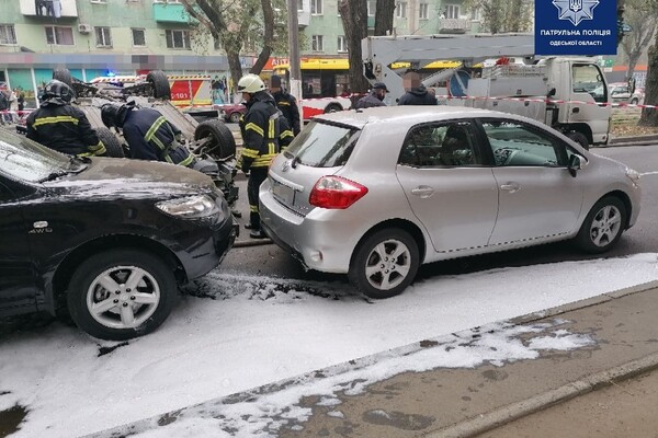Утро не задалось: в Одессе Subaru протаранило три авто и перевернулось фото 1